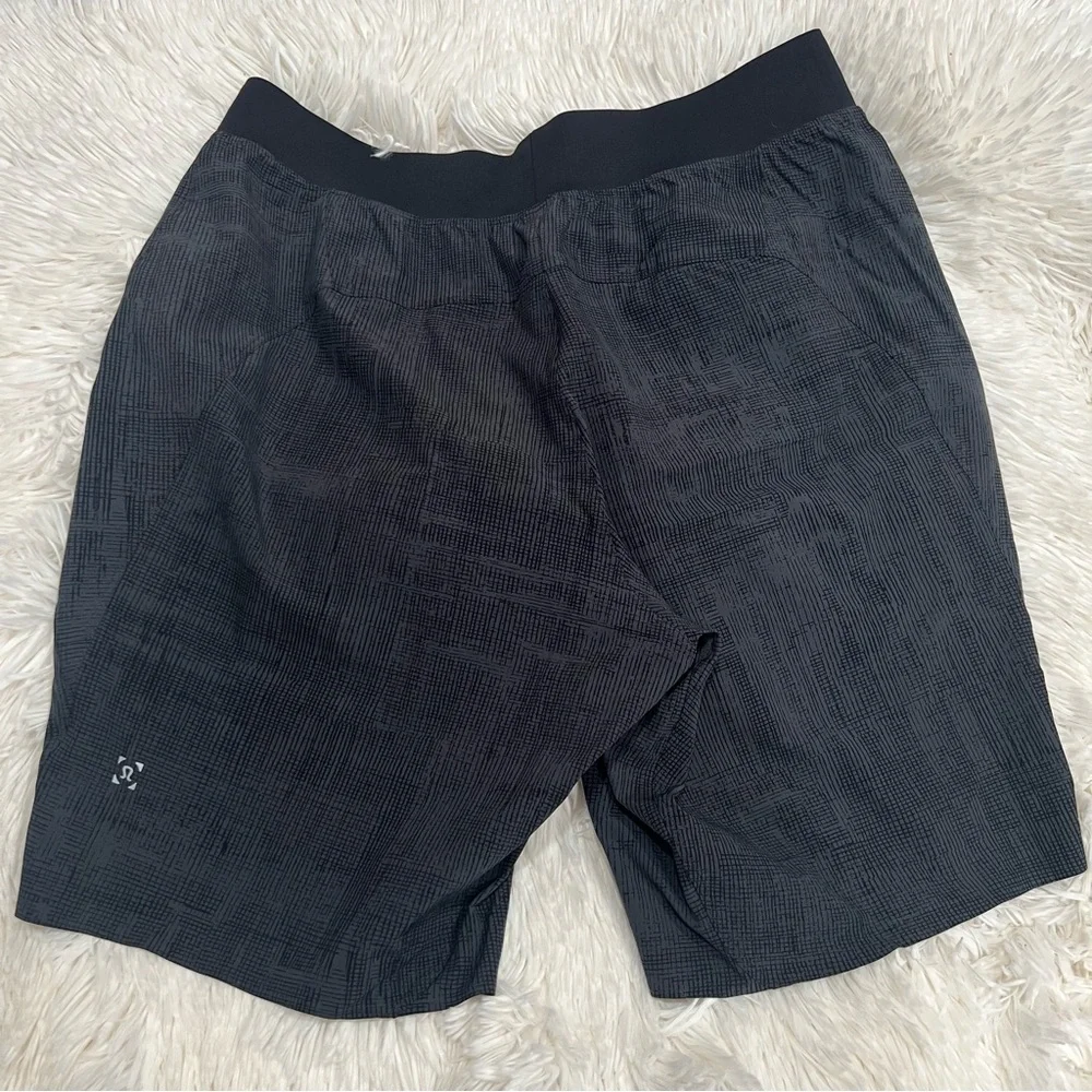Lululemon Athletica men’s In mind shorts 9” grid lines deep black‎ size M